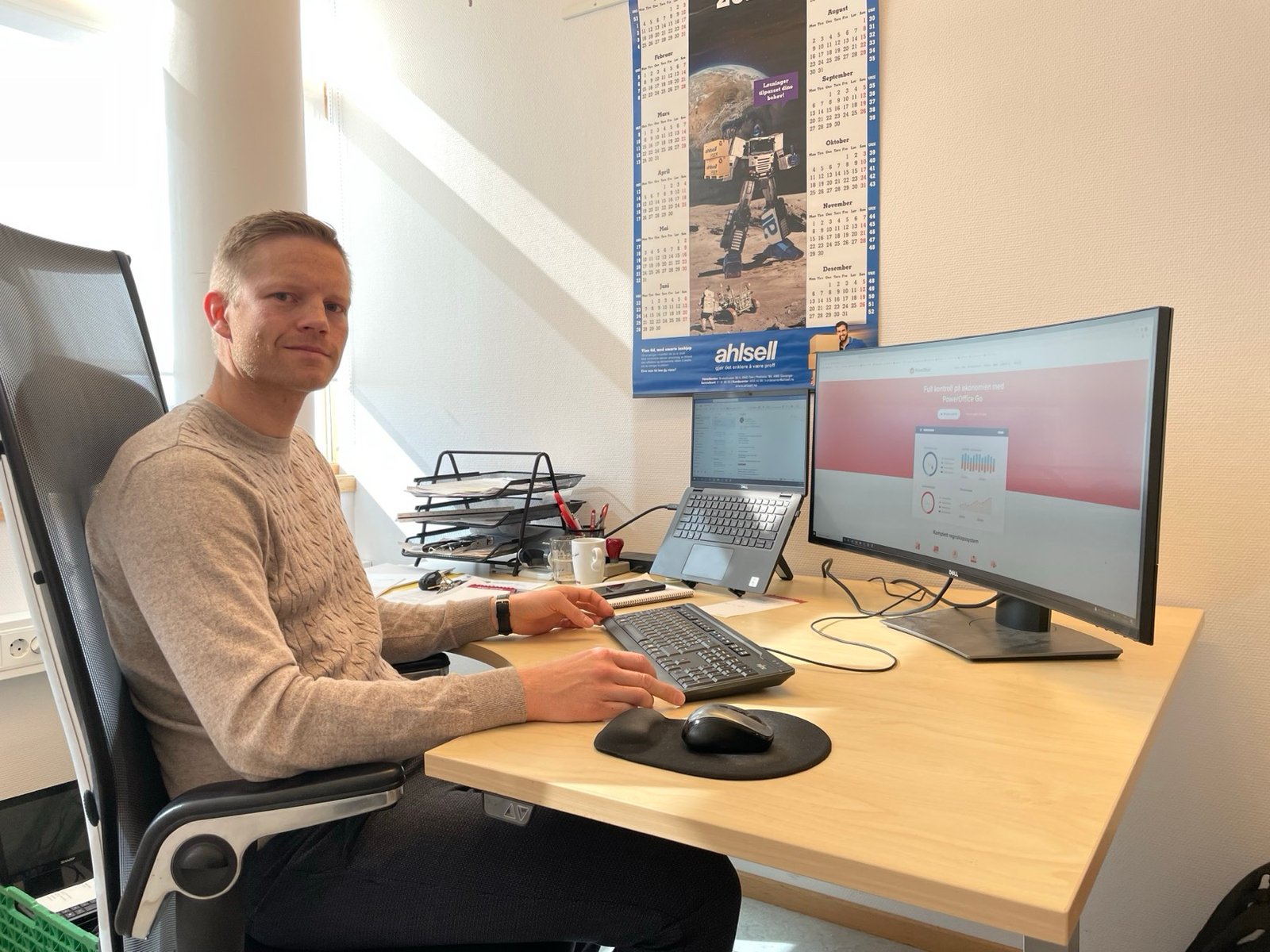Tommy Bjørnfeld, økonomisjef i Aksis, ved pulten