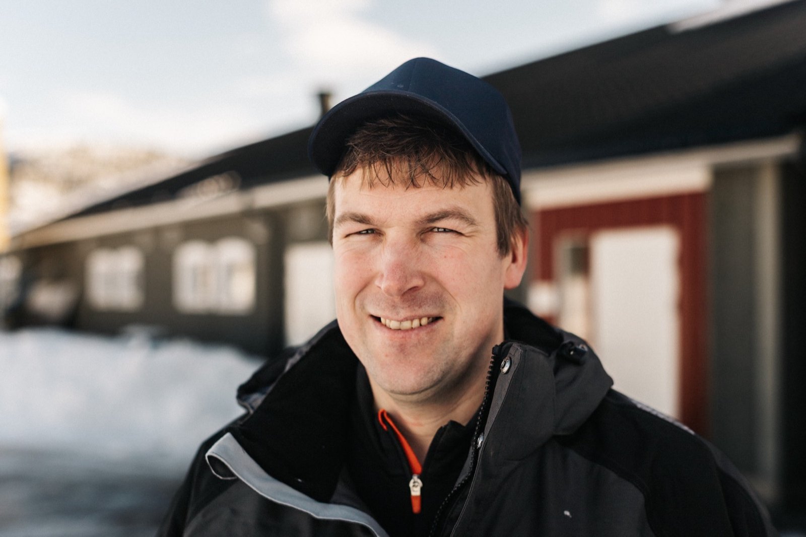 Geir Ove Mannsverk smiler foran fjøset