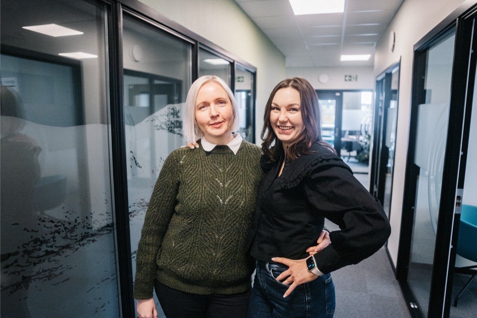 Sara Saari og Marianne Hansen i gangen på kontoret i Løkkeveien