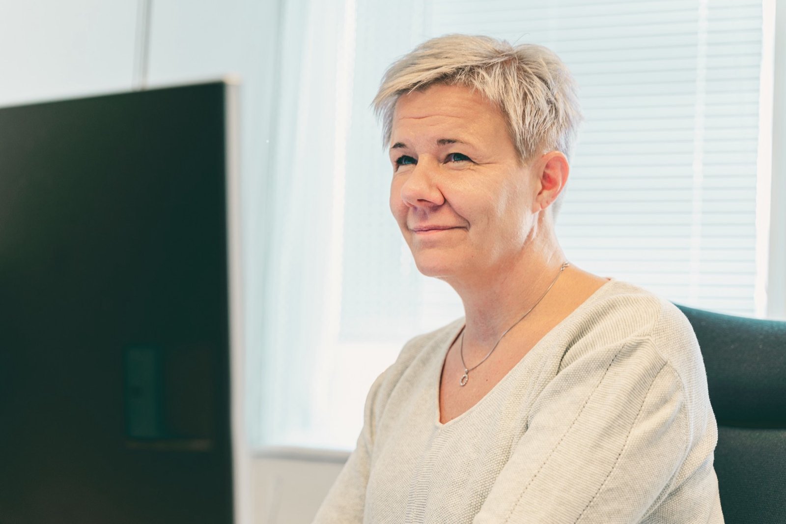 Medarbeider ved pulten på kontoret i Løkkeveien